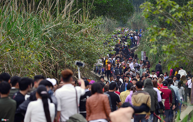 Nhét tiền lẻ, xoa đen tượng phật ngày khai hội chùa Bái Đính